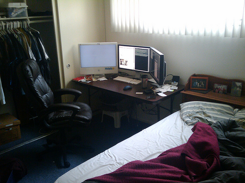 bedroom-computer